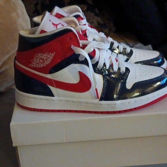 Air Jordan 1 MID SE SZ 9.5 - Picture 2 of 8